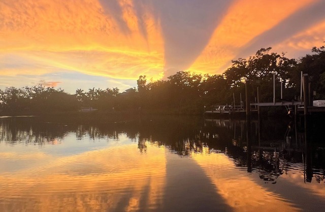 Charming 2/2 artist cottage & private dock 5 minutes drive from the Siesta Key