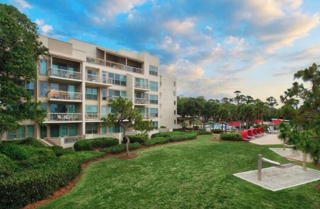 Charming 2-bedroom oceanfront villa on Hilton Head Island .