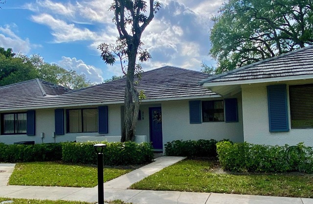 “Charming 2-bedroom villa surrounded by stunning golf courses in PGA National.