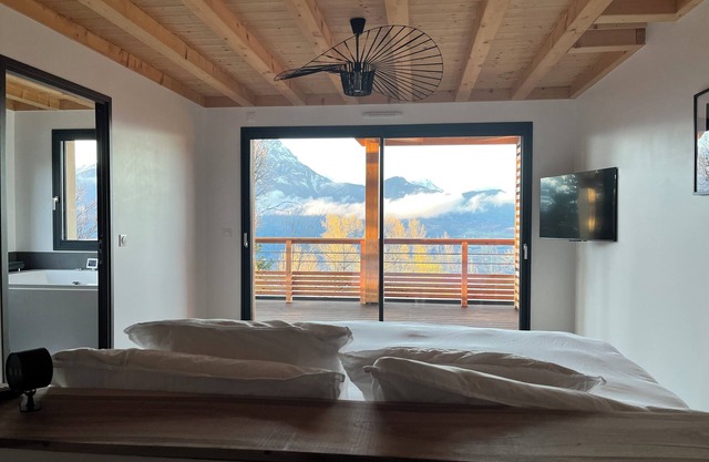 Charming 2-bedroom hotel suites with jacuzzi in welcoming Saint-Apollinaire