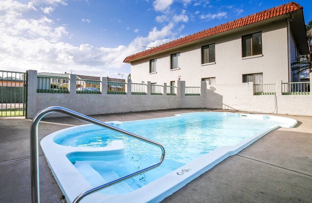 Charming 2-Bed Apartment with Bay Views