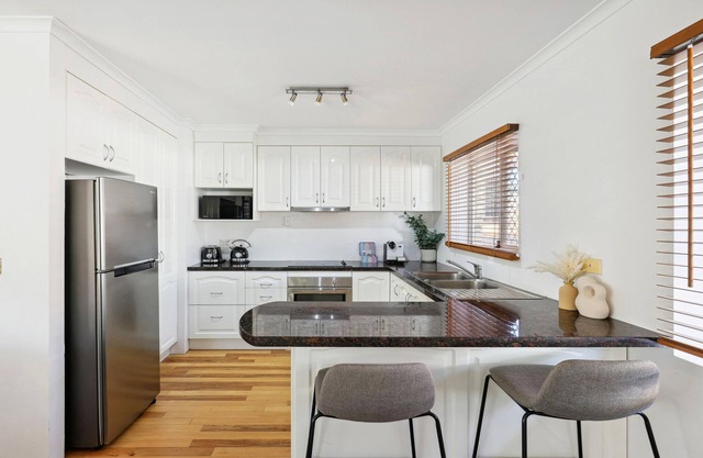 Charming 2-Bed Home with Spacious Backyard & BBQ