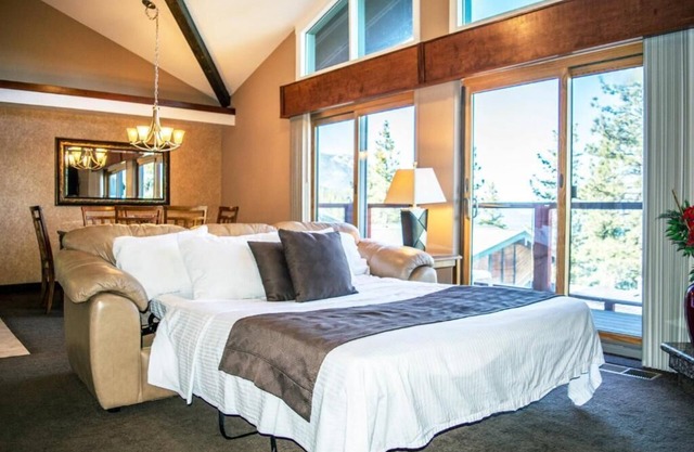 Charming 2-bedroom townhome in Incline Village close to mountain and restaurants
