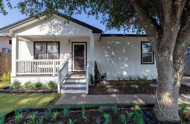Charming 2-bedroom house with WiFi, AC in amazing Corpus Christi