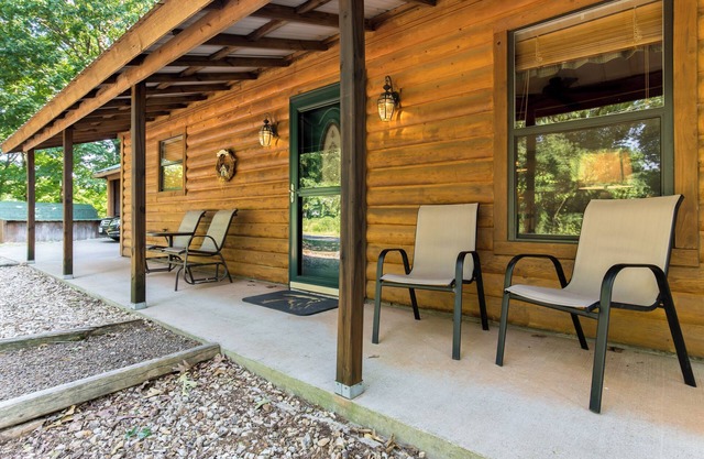 Charming 2-bedroom cabin with WiFi, AC in peaceful Eureka Springs