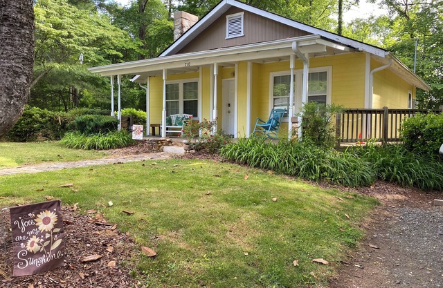 Charming 2-bedroom 1.5 bath cottage with WiFi and AC near Main St Hendersonville