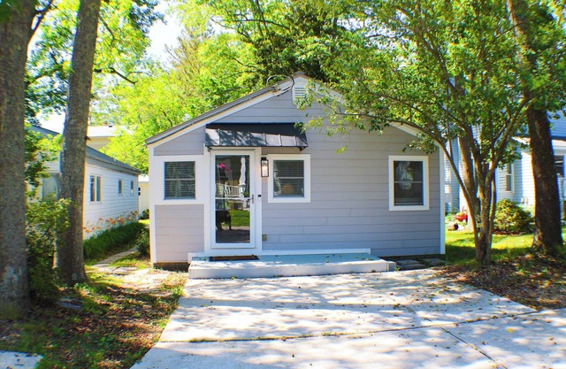 Charming 2-bedroom house in brilliant Virginia Beach w/parking. Close to beach.