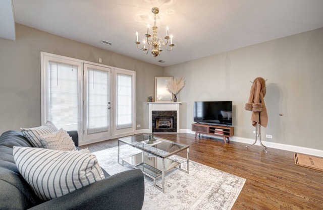 Charming 2-bedroom 2-bathroom apartment near Downtown Chicago