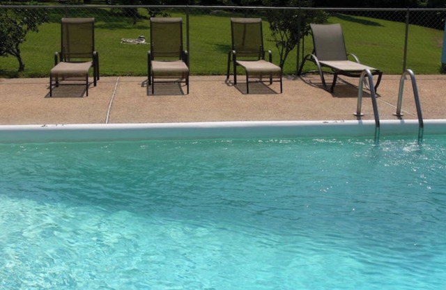 Charming 2-bedroom apartment five miles off the beach