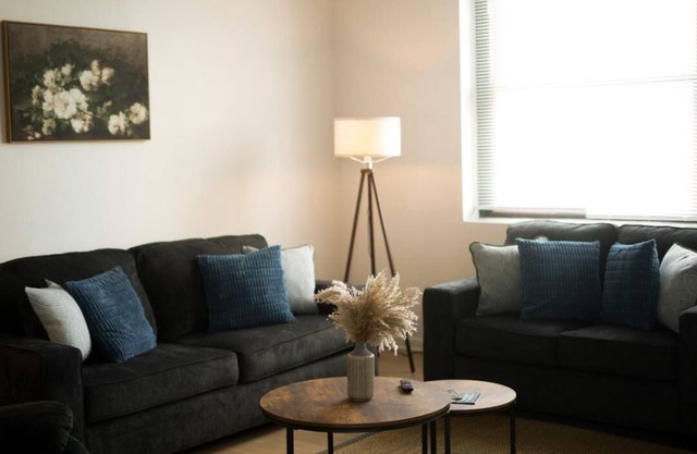 Charming 2-bedroom apartment with AC, Free Parking in wonderful Cleveland