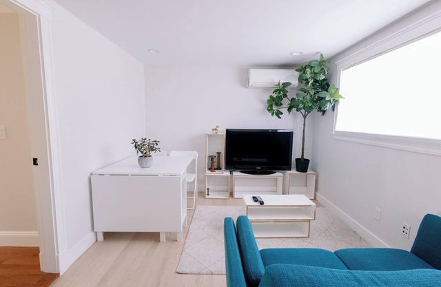 Charming 2-bedroom apartment in beautiful Beverly with AC
