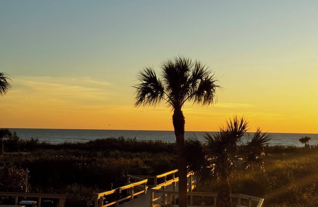 Charming 2-bedroom beach front condominium in Siesta Key