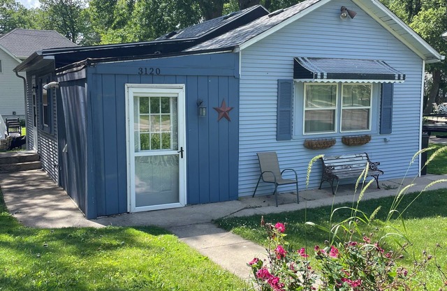 Charming 2-bedroom cottage with parking in Burlington. Access to private beach!