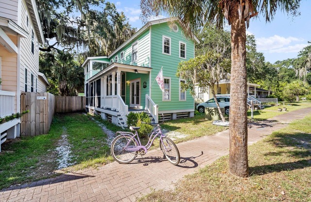Charming 2-bedroom cottage with Screened Porch, BBQ and Fire-pit in Port Royal