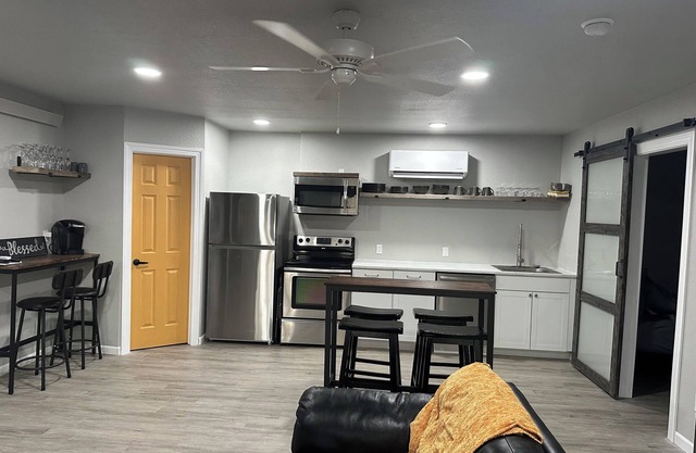 Charming 2-bedroom cottage house in Rapid City. Horses are welcome!