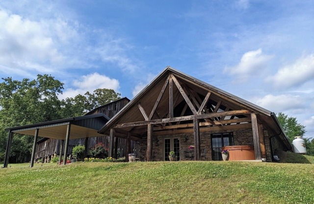 Charming 2-bedroom cabin with Hot Tub in quaint Reidsville, NC