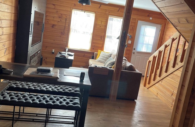 Charming 2-bedroom cabin with WiFi and AC in serene Toccoa