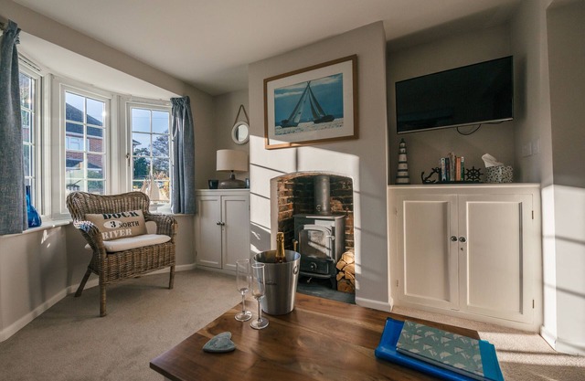 Charming 2 bedroom cottage in Lymington, very close to town, marina & sea walks