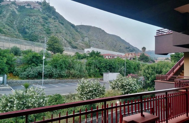 Charming 2-bedroom condo in pleasant Letojanni with WiFi, AC by the sea