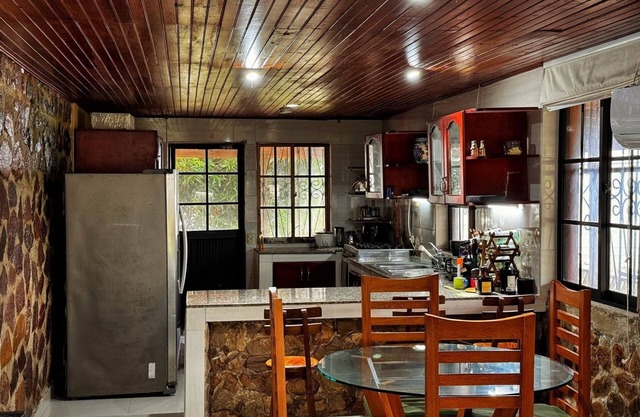 Charming 2-bedroom cabin in lovely Providencia with AC, WiFi
