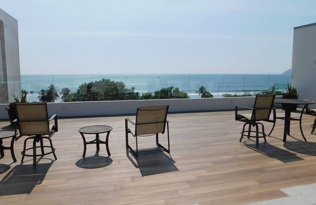 Charming 2-bedroom condo with WiFi and AC in Jaco, sleeps six, next door to pool