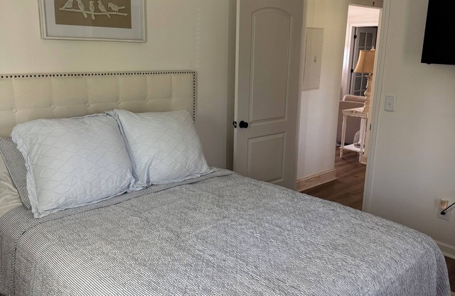 Charming 2-bedroom cottage in terrific Columbus with AC, WiFi