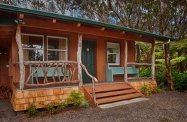 Charming 2 Bedroom Cottage Walking Distance from Volcano Village