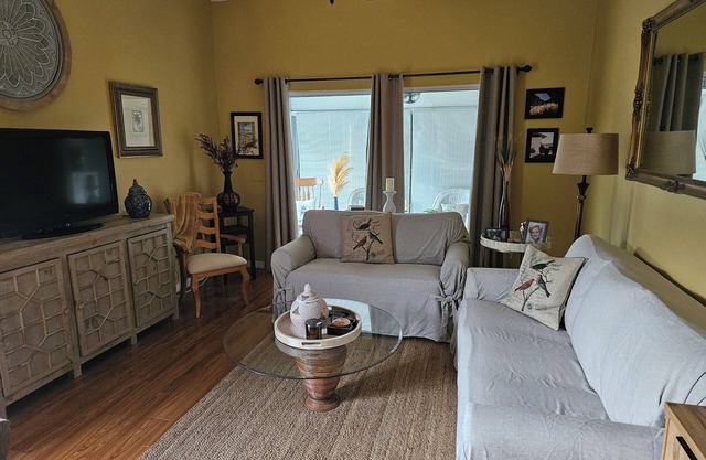 Charming 2-bedroom detached villa with enchanting courtyard for seasonal rental.
