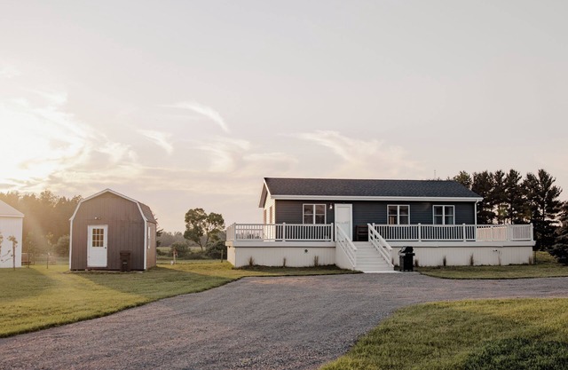 Charming 2-bedroom farmhouse with WiFi, AC, and room to roam in Scottville