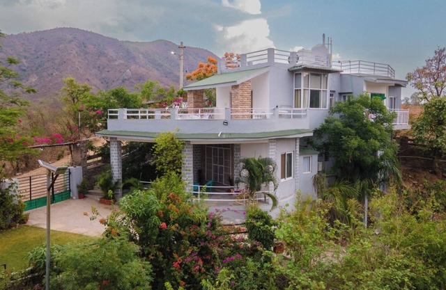 Charming 2-bedroom farmhouse with WiFi, AC in pleasant Udaipur