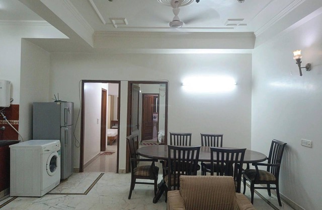 Charming 2-bedroom house with WiFi and AC in lajpat nagar, New Delhi