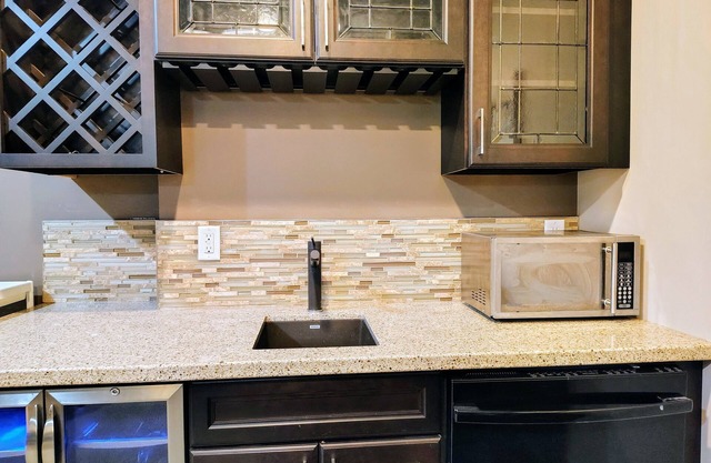 Charming 2-bedroom house with WiFi, fitness room in nice Edmonton