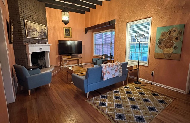 Charming 2-bedroom house, walking distance of downtown Sanford with AC and WiFi