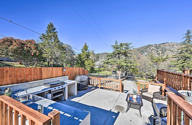Charming 2-bedroom house with AC and hot tub in Julian. Hiking and star gazing!