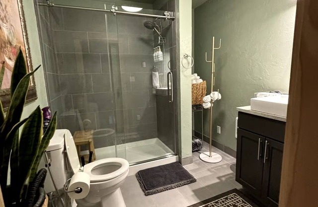 Charming 2-bedroom house in beautiful Somers with AC