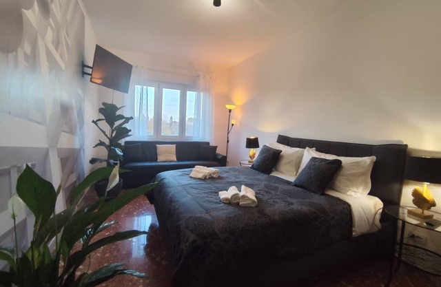 Charming 2-bedroom house with WiFi, AC in brilliant Roma near the metro station