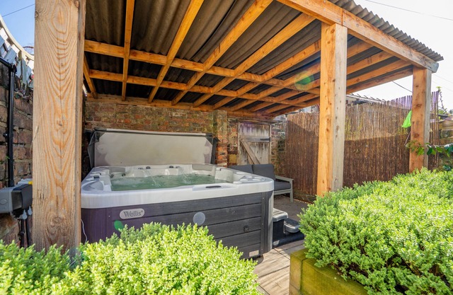 Charming 2-Bedroom Property with Hot Tub