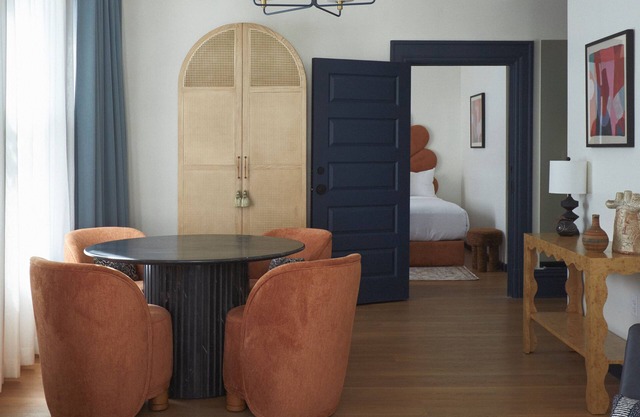 Charming 2-bedroom Suite in Granger Hotel with Hot Breakfast Buffet