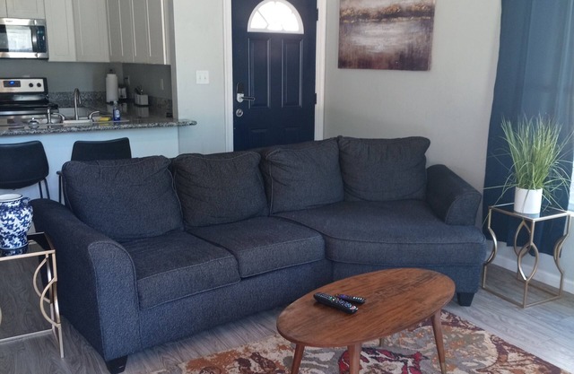 Charming 2-bedroom townhome with WiFi, AC in tranquil Lake Charles