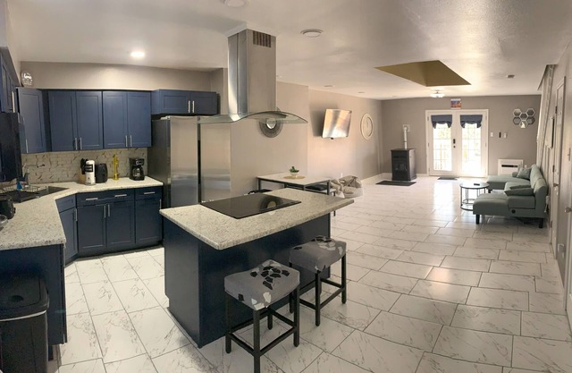 Charming 2-bedroom townhome with AC Units, WiFi in delightful New Orleans