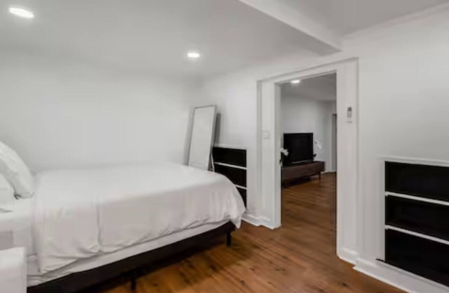 Charming 2-bedroom house with WiFi, AC in North Bergen