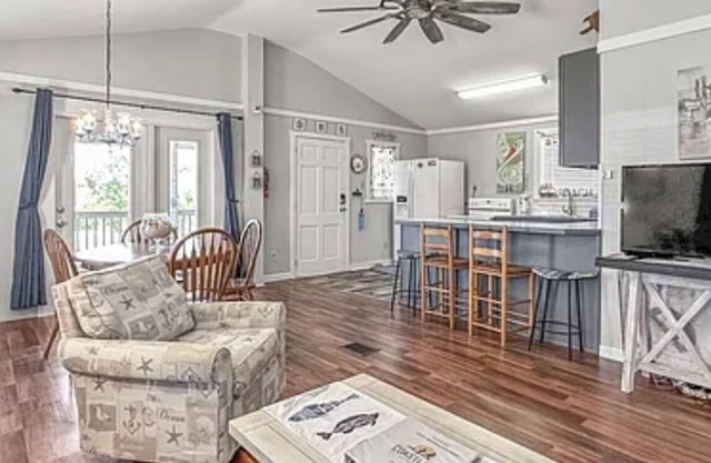 Charming 2-bedroom house with WiFi and AC in tranquil Port St. Joe