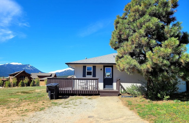 Charming 2 Bedroom w/Private Hot Tub and Mountain views!