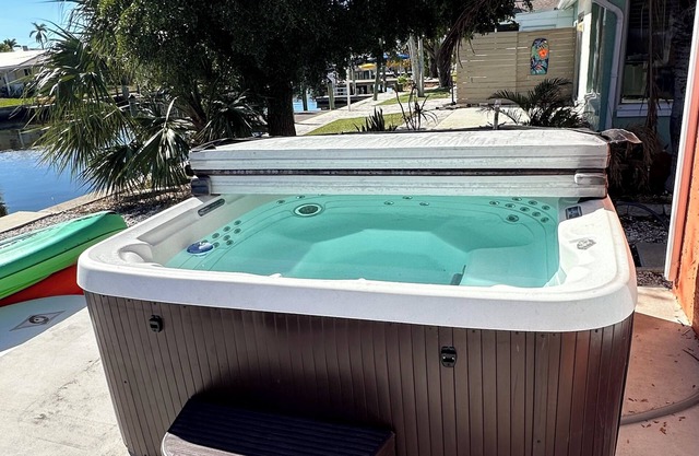 Charming 2-bedroom waterfront townhome with WiFi, AC Hot Tub and dock