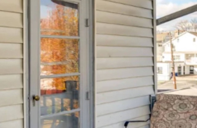 Charming 2-bedrooms house with AC and 2nd floor WiFi in Harrisburg , backyard,