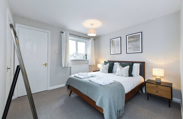 Charming 2-Bed Home with Parking