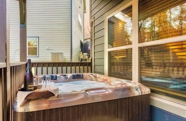 Charming 2 Suite | Autumn Foliage, New Hot Tub & Dog Ok! Close to everything