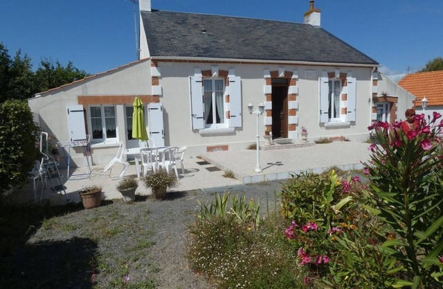 Charming 2BR Holiday Home in Notre-Dame-de-Monts with Garden, 50m from Shops, Pet-Friendly