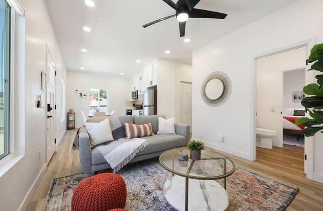 Charming 2bd/2ba bungalow in brilliant San Marcos w/WiFi, AC, Private Driveway