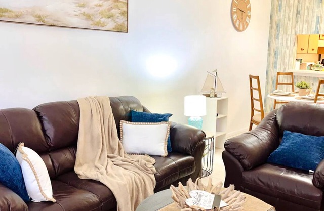 Charming 2BR/2BA Townhome with Patio near Disney